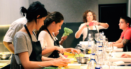 cómo diseñar un taller culinario empresarial para fomentar el trabajo en equipo