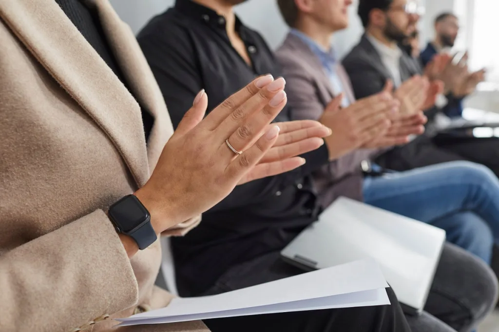 la importancia de la tecnología wearable en el seguimiento de asistentes